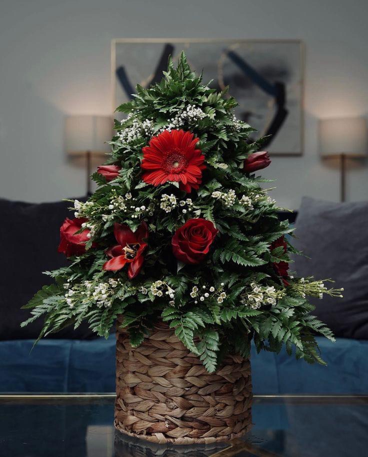 Elegant Red Lily Floral Tree 🎄🌹